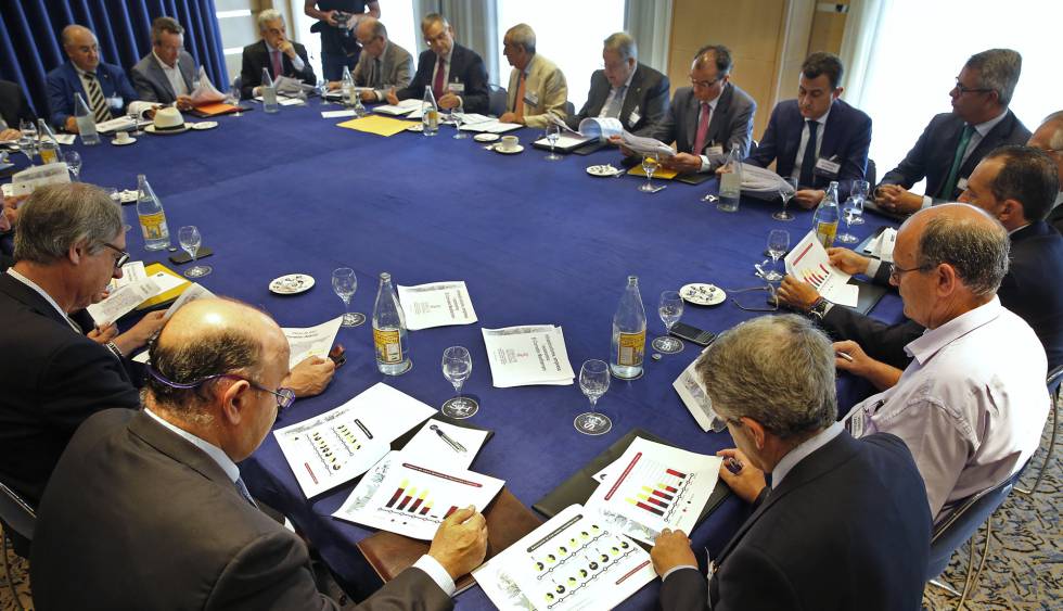 Empresarios durante la mesa de trabajo en defensa del corredor mediterráneo. 