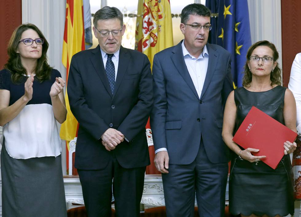 Los presidentes de la Generalitat y las Cortes, en el centro, con la presidenta de la asociación de víctimas (a la derecha). 