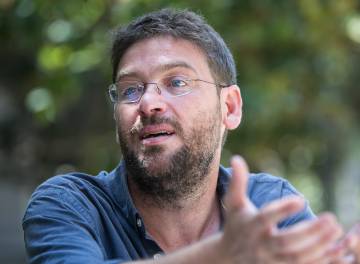 Podem es juga a les primàries tenir veu pròpia davant Iglesias i Colau