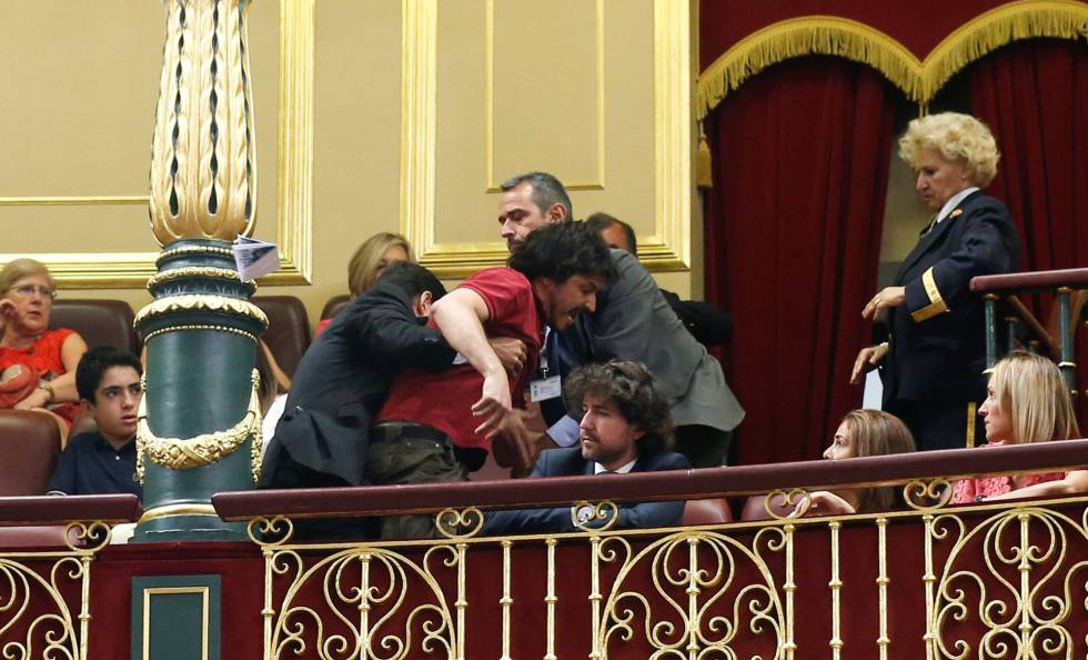 Una víctima del Alvia es desalojada del Congreso por increpar a Ana Pastor durante su nombramiento como presidenta de la Cámara.