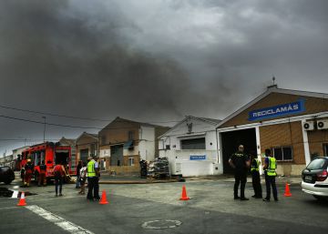 Columna de humo gigante por el incendio de una fábrica en Alboraya