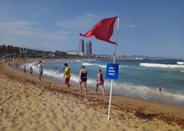 La tormenta obliga a desalojar las playas de Barcelona La tormenta obliga a desalojar las playas de Barcelona
