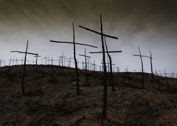 Un bomber crea un cementiri de creus a l’antic bosc d’Òdena
