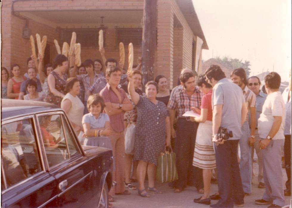 Guerra del pan en Orcasitas en 1976, cuando los vecinos reivindicaban la bajada del precio de la barra y una de las imágenes de la exposición Madrid Activismos (1968-1982).