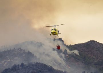 El incendio que afecta a la Serra d’Espadà, en Castellón, sigue sin control