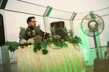 Un dj en una azotea al aire libre.