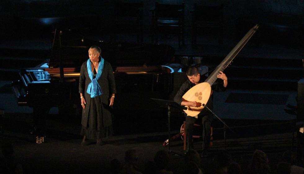 Barbara Hendricks, acompañada de una tiorba, en Porta Ferrada. 