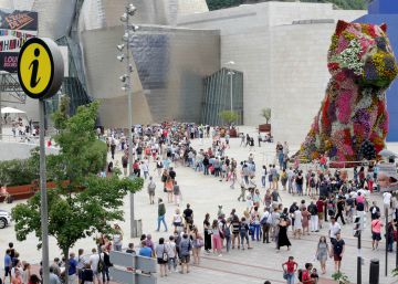 Colas de turistas en el Guggenheim, Bilbao Colas de turistas en el Guggenheim, Bilbao