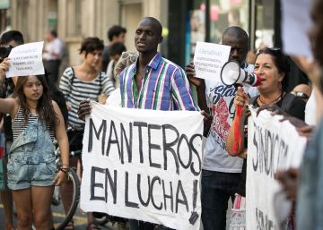 El fiscal demana expulsar d’Espanya el portaveu dels manters de Barcelona per falsificar roba