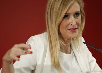 Cifuentes: “Sánchez se está dedicando a tomar el sol, bloqueando España”