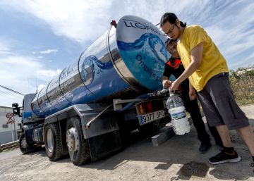 El agua potable vuelve a la Bisbal d’Empordà a bordo de cisternas El agua potable vuelve a la Bisbal d’Empordà a bordo de cisternas