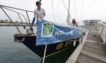 El velero de Ecologistas atraca en Valencia para difundir el estado de los fondos marinos