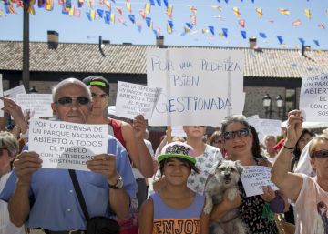 La prohibición del baño en La Pedriza enfrenta a ecologistas y comerciantes La prohibición del baño en La Pedriza enfrenta a ecologistas y comerciantes