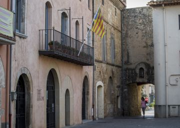 Els veïns de Bàscara rebutgen vendre l’edifici de l’Ajuntament per eixugar el deute
