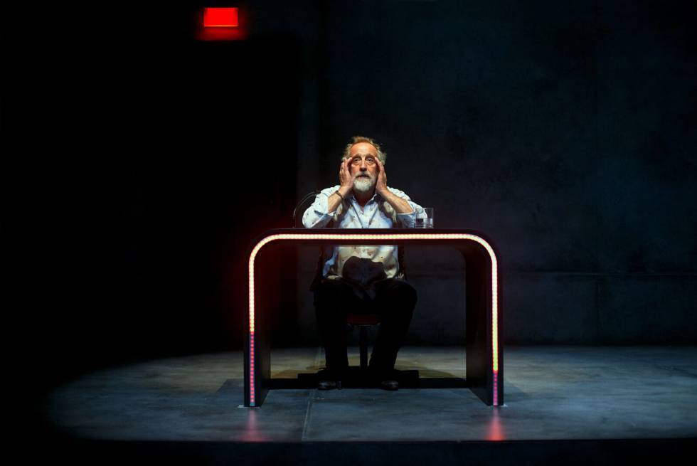 El actor Gonzalo de Castro interpreta 'Idiota' en El Pavón Teatro Kamikaze. El actor Gonzalo de Castro interpreta 'Idiota' en El Pavón Teatro Kamikaze.