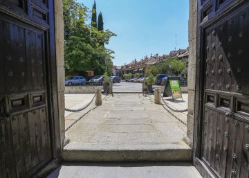 Risas de estudiantes en torno a un castillo