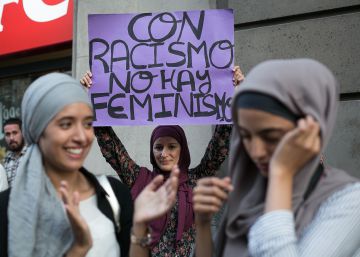 Protesta per la persecució del ‘burkini’ davant del consolat de França