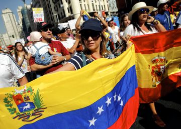 Cientos de personas marchan en Madrid por un referéndum revocatorio a Maduro Cientos de personas marchan en Madrid por un referéndum revocatorio a Maduro