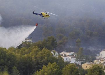 Un canvi de vent agreuja l’incendi d’Alacant i crema algunes cases