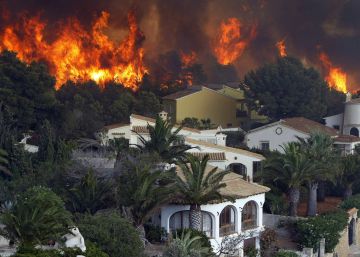 El incendio de Xàbia y Benitatxell fuerza el desalojo de 1.400 personas El incendio de Xàbia y Benitatxell fuerza el desalojo de 1.400 personas