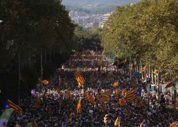 Puigdemont ratifica el plan independentista en otra Diada multitudinaria Puigdemont ratifica el plan independentista en otra Diada multitudinaria