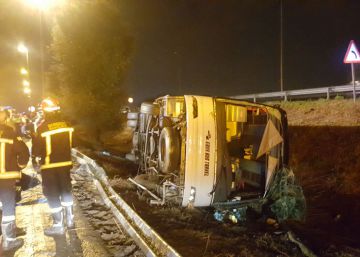 24 heridos al volcar un autobús de turistas en la Ronda Litoral 24 heridos al volcar un autobús de turistas en la Ronda Litoral