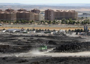 Madrid cubre de ‘barniz’ las cenizas de Seseña para evitar su dispersión Madrid cubre de ‘barniz’ las cenizas de Seseña para evitar su dispersión