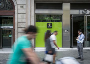 Un jutge ordena embargar “diners i mobles” a Bankia per les preferents
