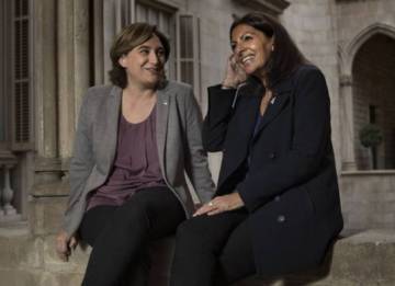 Les alcaldesses de Barcelona i París, divendres passat a l'ajuntament de la Ciudad Condal.