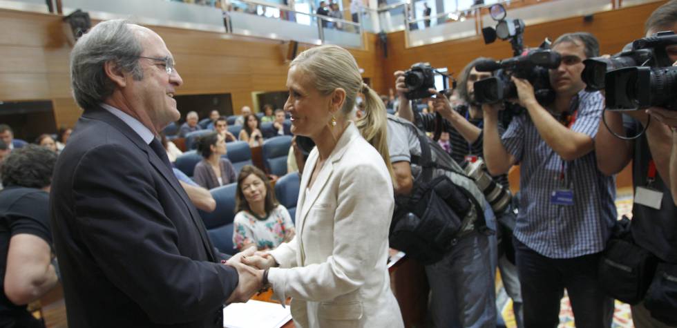Ángel Gabilondo felicita a Cristina Cifuentes tras ser elegida presidenta de la Comunidad de Madrid.