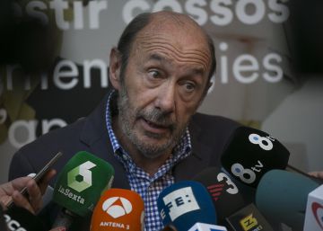 Rubalcaba: “Primero, el Gobierno de España y después, los problemas del PSOE”