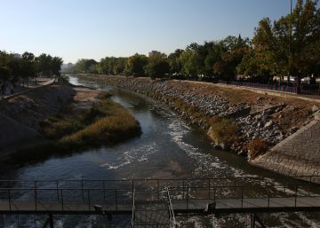 Carmena abre las compuertas del Manzanares para que fluya “natural”