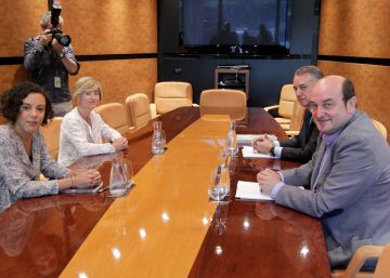 El PNV pierde un escaño en Bizkaia en favor de Bildu y complica un posible pacto El PNV pierde un escaño en Bizkaia en favor de Bildu y complica un posible pacto