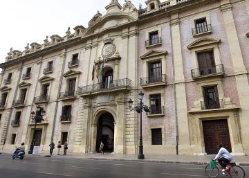 El Tribunal Superior valenciano suspende el modelo lingüístico de la Generalitat El Tribunal Superior valenciano suspende el modelo lingüístico de la Generalitat