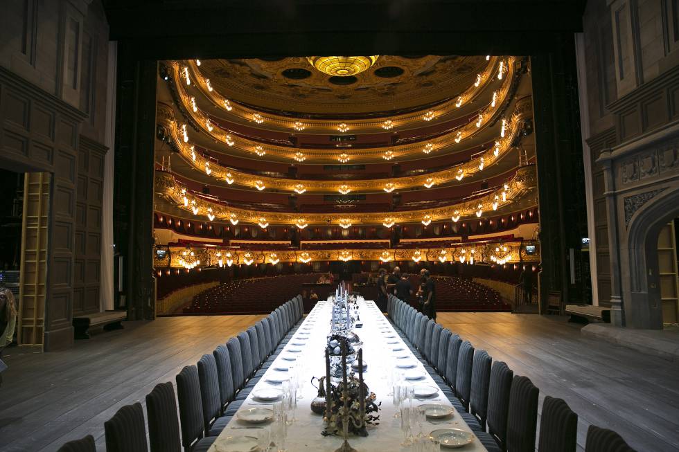 L'espectacular taula que s'utilitza en el 'Macbeth' de Verdi que obre la temporada de el Liceo.