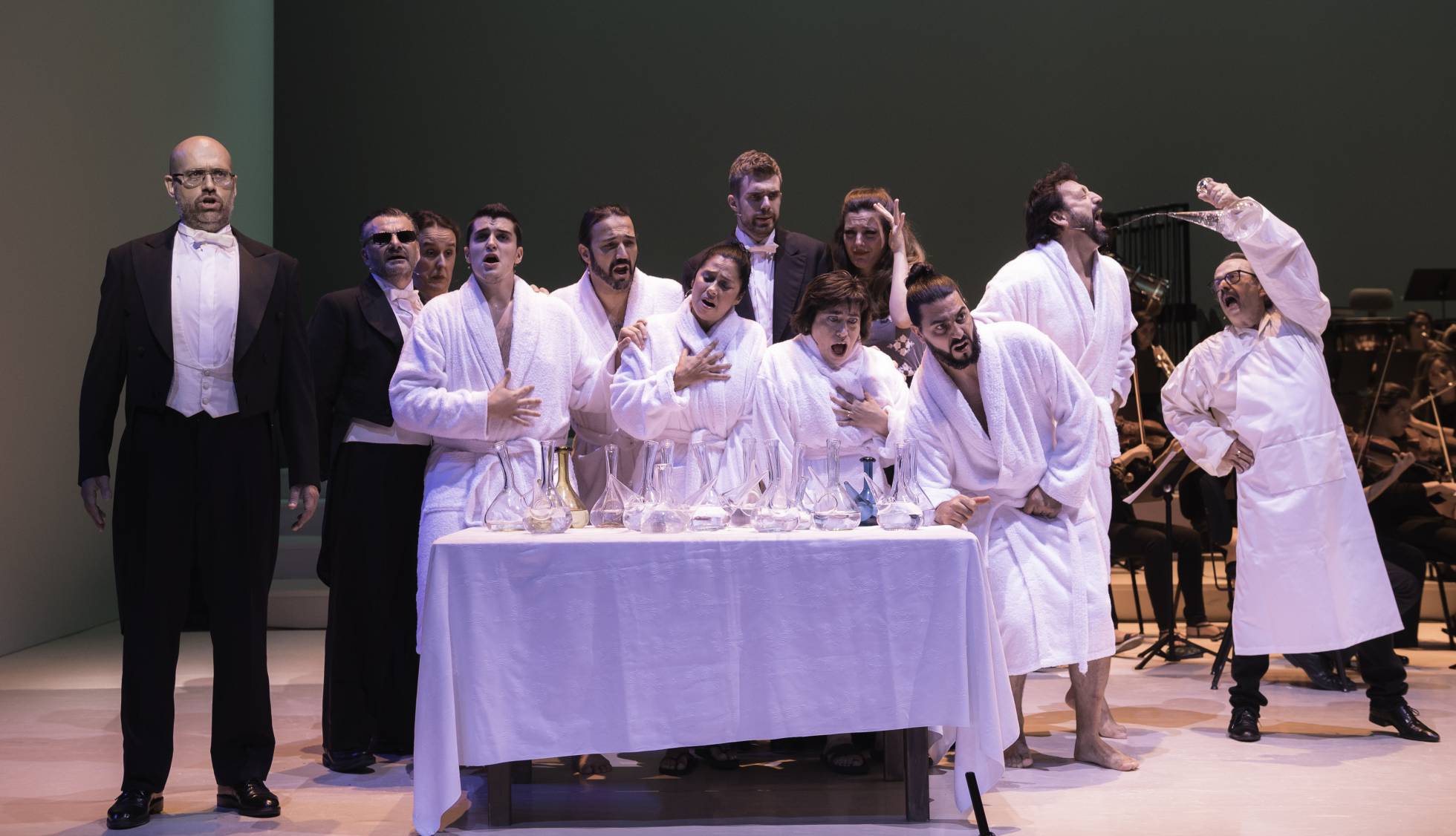 Los bañistas de Caldes cantando mientras beben en porrón. Los bañistas de Caldes cantando mientras beben en porrón.