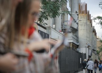 Los vecinos denunciarán a la Sagrada Familia por invadir la calle Mallorca Los vecinos denunciarán a la Sagrada Familia por invadir la calle Mallorca