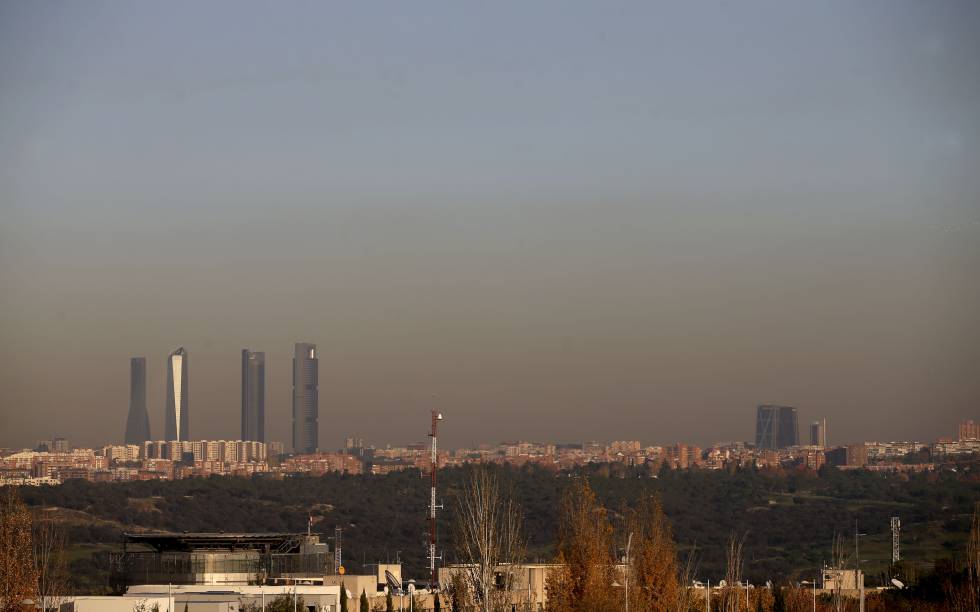 Boina de contaminación en Madrid vista desde la carretera de A Coruña en diciembre de 2015.