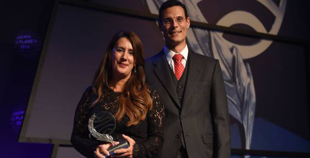 La ganadora del premio Planeta Dolores Redondo (i), junto al finalista Marcos Chicot (d). La ganadora del premio Planeta Dolores Redondo (i), junto al finalista Marcos Chicot (d).
