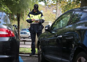 Colau vol que els cotxes contaminants paguin més per aparcar al carrer