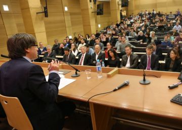 Puigdemont suscribe un acuerdo con la región de París entre protestas Puigdemont suscribe un acuerdo con la región de París entre protestas
