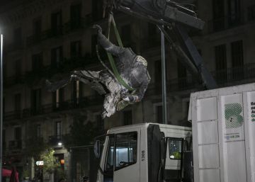 Derribada la estatua de Franco colocada ante el Born de Barcelona