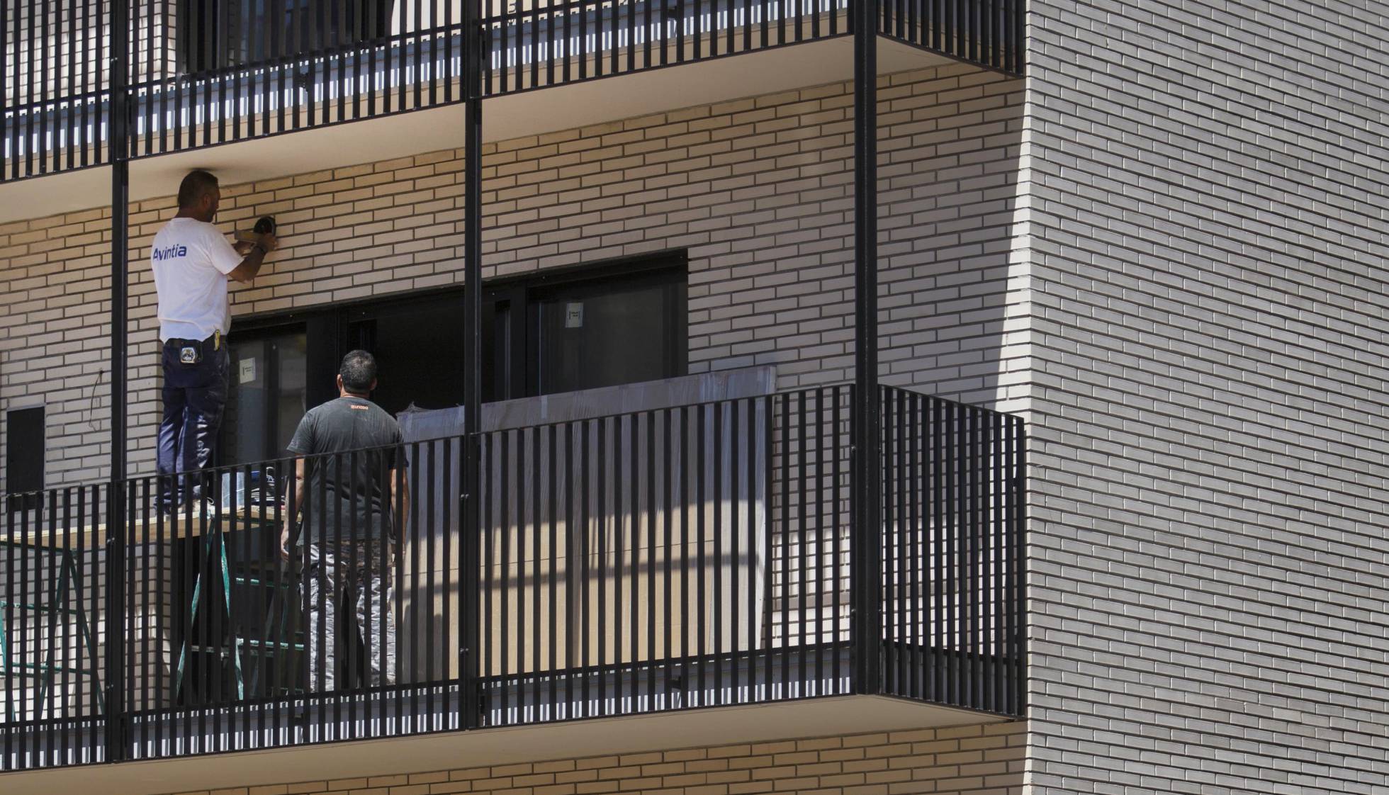 Colau compra 446 pisos para destinarlos a emergencias sociales