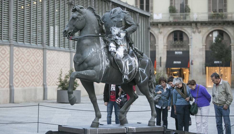 La estatua de Franco, cubierta de pintura y huevos.