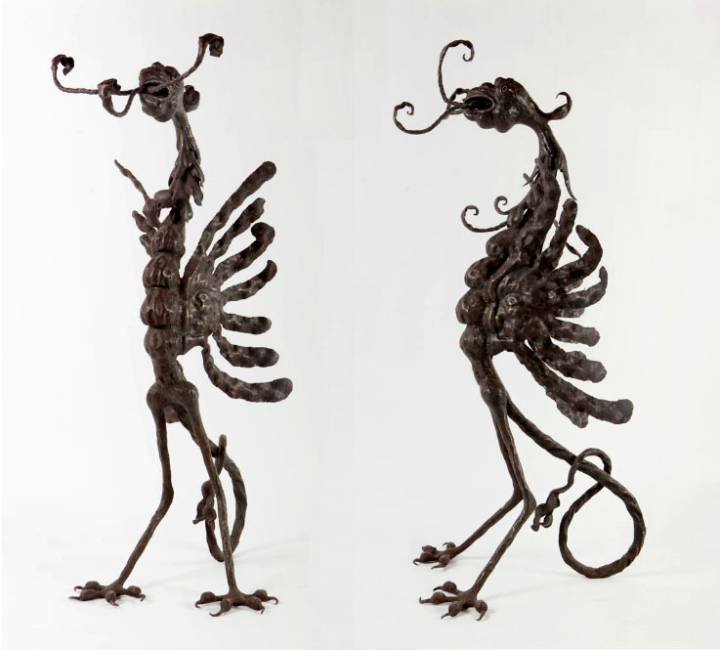 Dos vistas de la pieza de hierro en forma de dragón o ave que se subasta el próximo día 2. Dos vistas de la pieza de hierro en forma de dragón o ave que se subasta el próximo día 2.