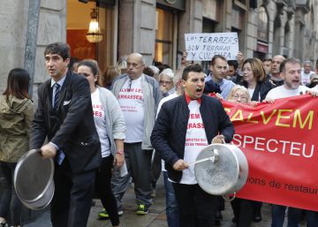Uns 200 restauradors es manifesten contra la política de terrasses de Colau