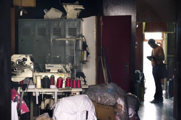 Interior de uno de los talleres de Mataró clausurados en 2009. Interior de uno de los talleres de Mataró clausurados en 2009.