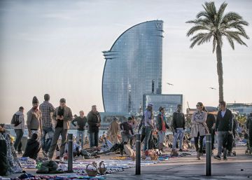 El ‘Top Manta’ se instala en las playas de la Barceloneta El ‘Top Manta’ se instala en las playas de la Barceloneta