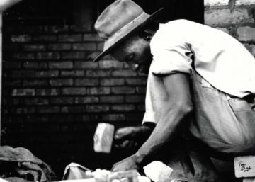 El ‘apartheid’ de Sudáfrica, visto por Tom Sharpe