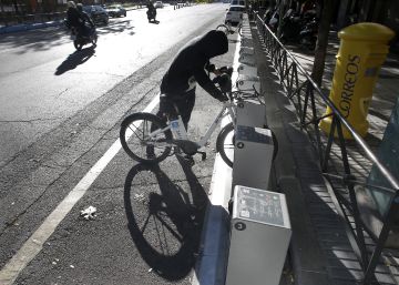 Madrid cambia los anclajes y los GPS de 2.028 bicicletas tras adquirir BiciMad